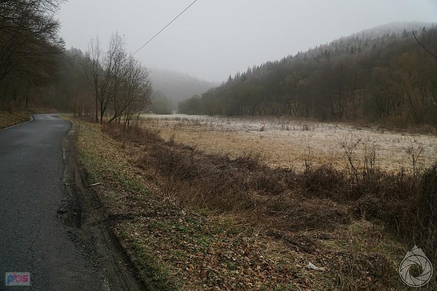 wijąca droga przez zaszronione dolinki