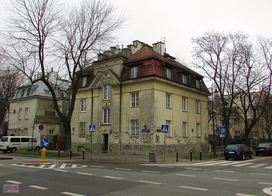 Dom na rogu Kazimierzowskiej i Ursynowskiej powstał jak wiele innych w tej okolicy ok. 1930 roku
