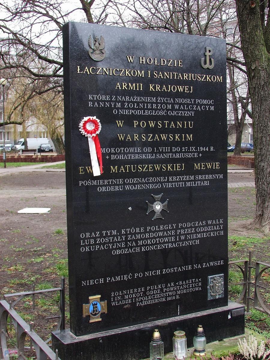 Pomnik w hołdzie łączniczkom i sanitariuszkom Armii Krajowej na skwerze Broniewskiego "Orszy"