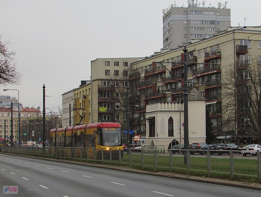 Dziesiątka przy Domku Mauretańskim na Puławskiej