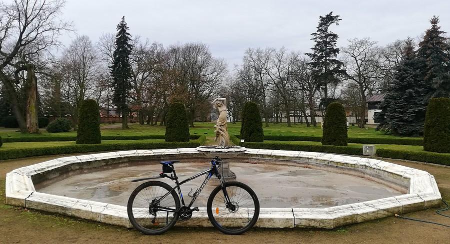 Fontanna, aktualnie bez wody. Potencjał na lodowisko zmarnowany - Pałac Będlewo