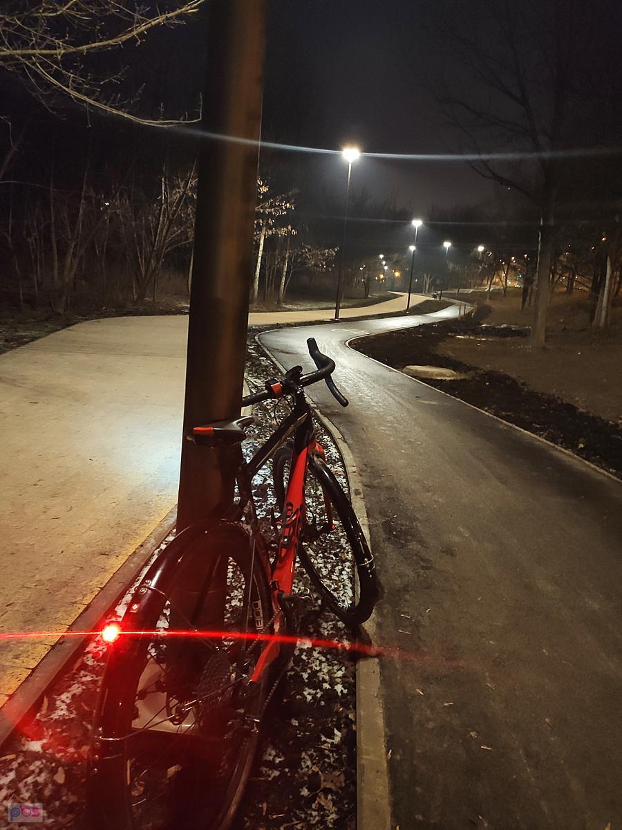 Super oświtelona nowa ścieżka rowerowa