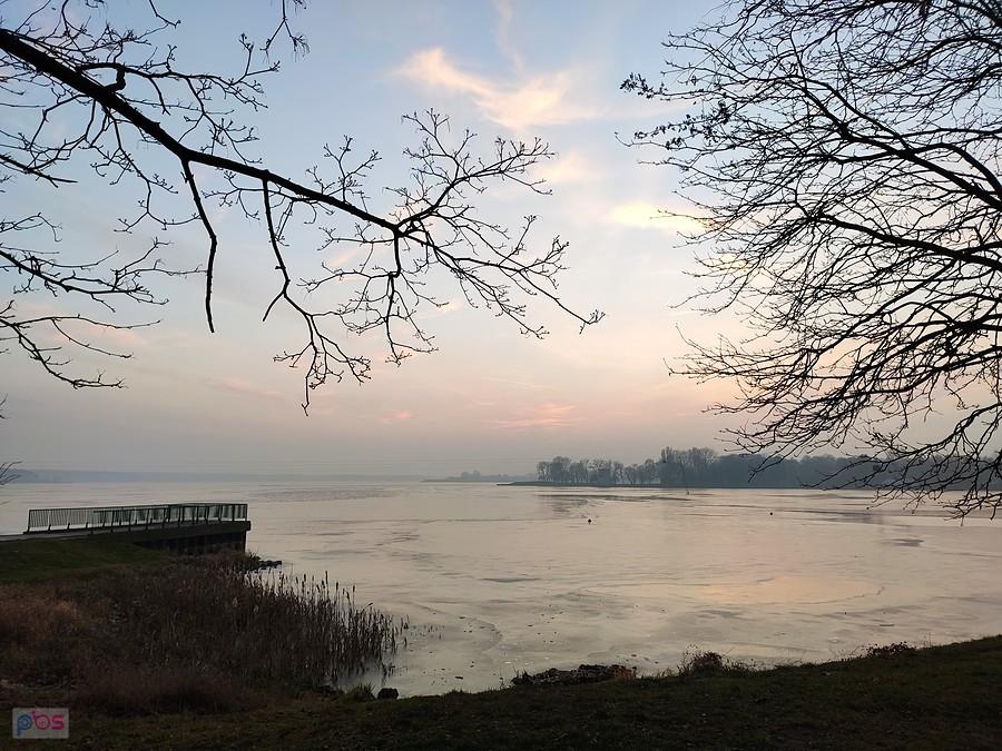 Widok na zalew przy zachodzącym słońcu