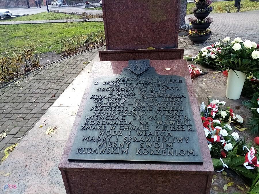 Tablica przy pomniku