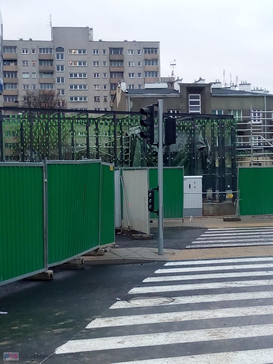 Takie zieloniutkie będą wiaty nad wejściem do stacji metra przy Księcia Janusza