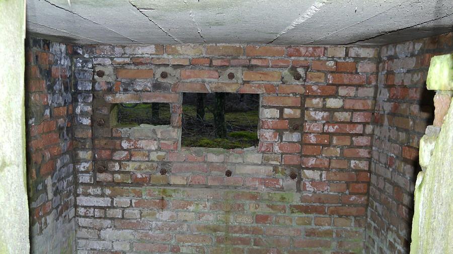 Wnętrze schronu, widoczne śruby do mocowania płyty pancernej