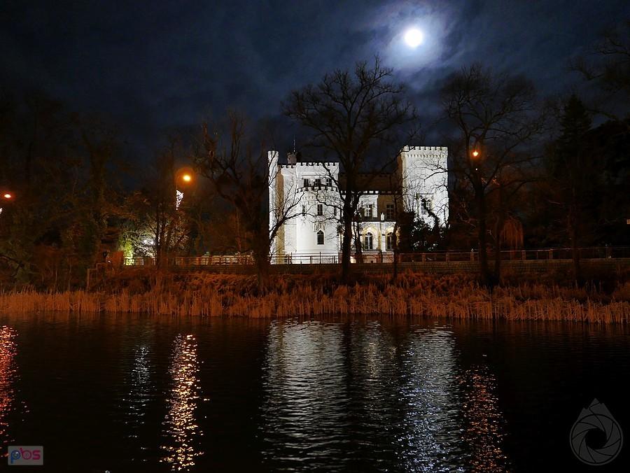 zamek kórnicki nocą