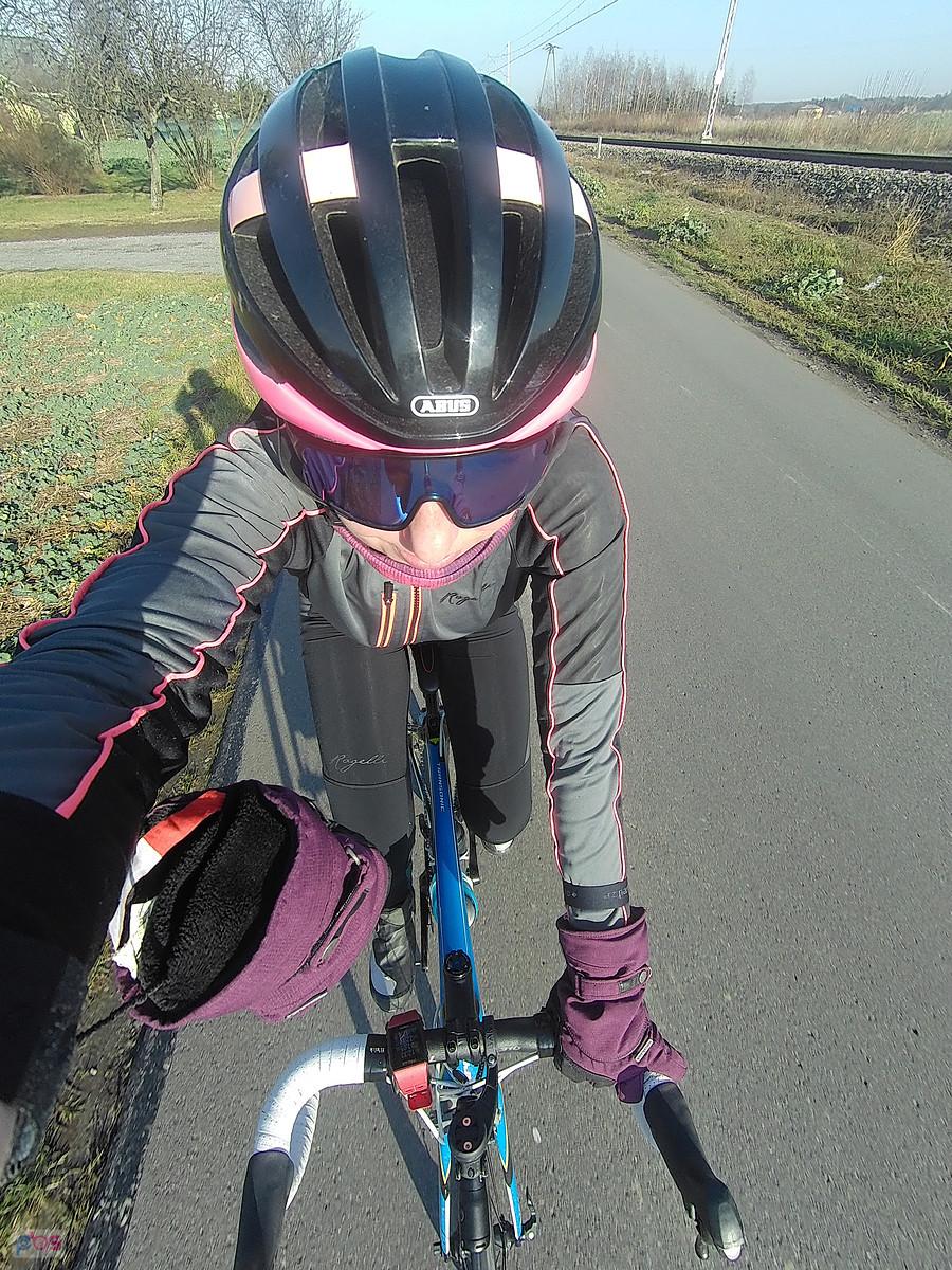 Selfie kamerką podczas jazdy