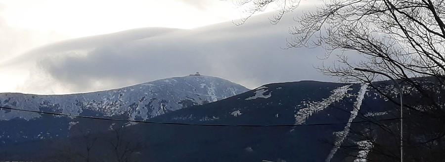 Tylko Śnieżka broni śniegowego honoru - Karpacz
