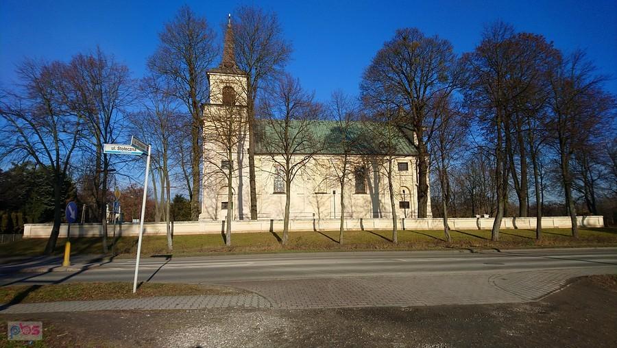 Kościół z Zaborowie, bez liści trochę lepiej widać