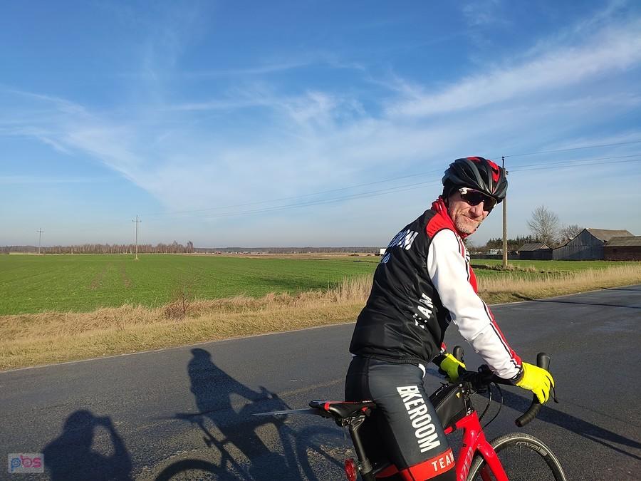 Mario na tle pięknego, błękintego nieba