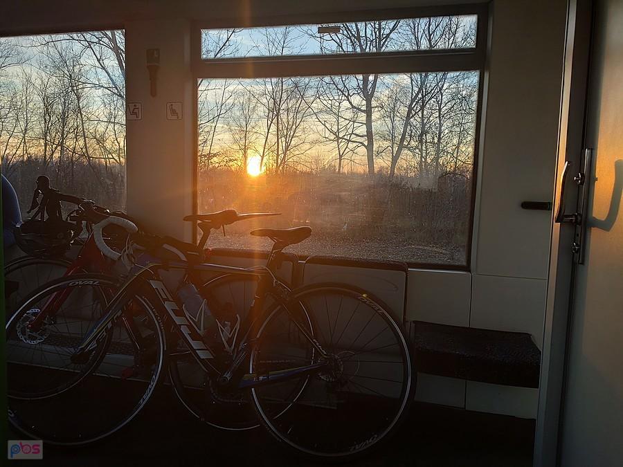 Przewóz rowerów w pociągu przy zachodzie słońca