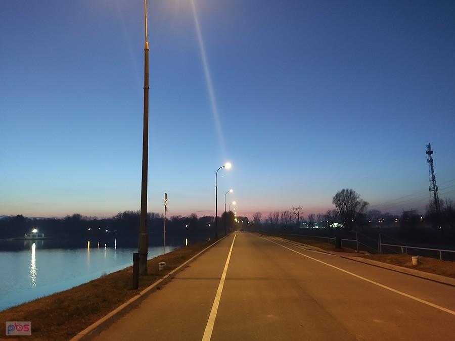 Tama przy zachodzącym słońcu