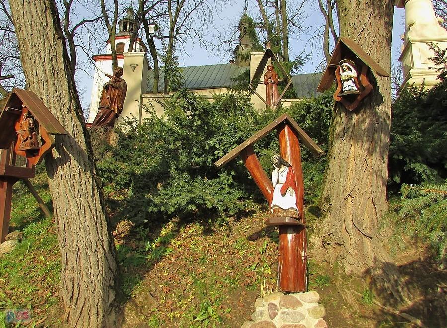 Drewniane kapliczki przed kościołem św. Jana Chrzciciela w Nałęczowie
