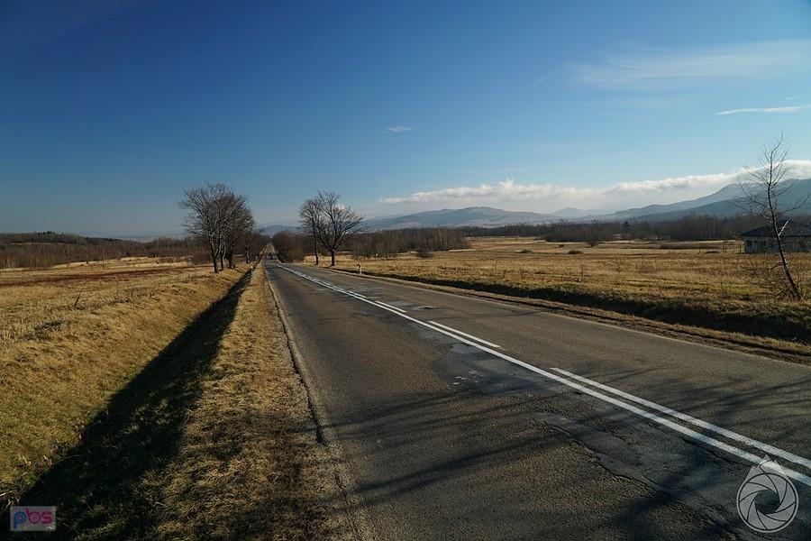 prosty, ale podziurawiony asfalt do N.Żmigrodu