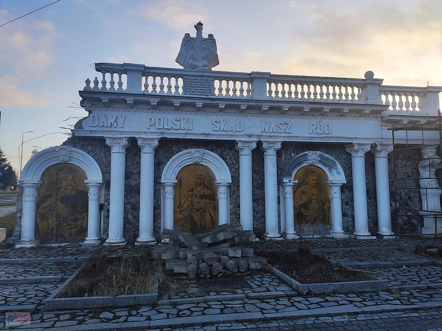 Kolejny pomnik przy 835