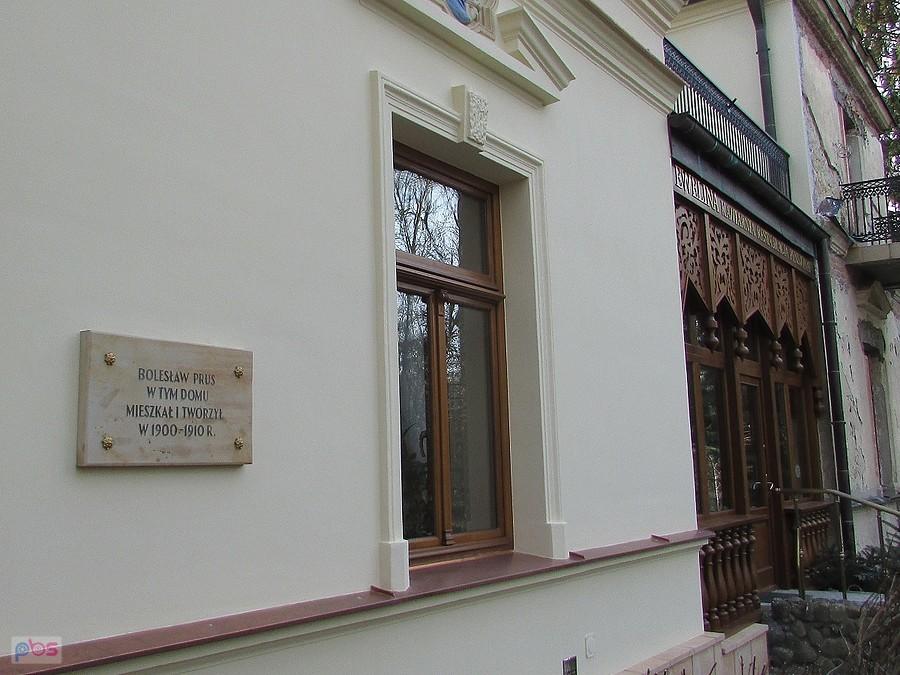 Tablica upamiętniająca pobyt Bolesława Prusa w Willi Pod Matką Boską w Nałęczowie