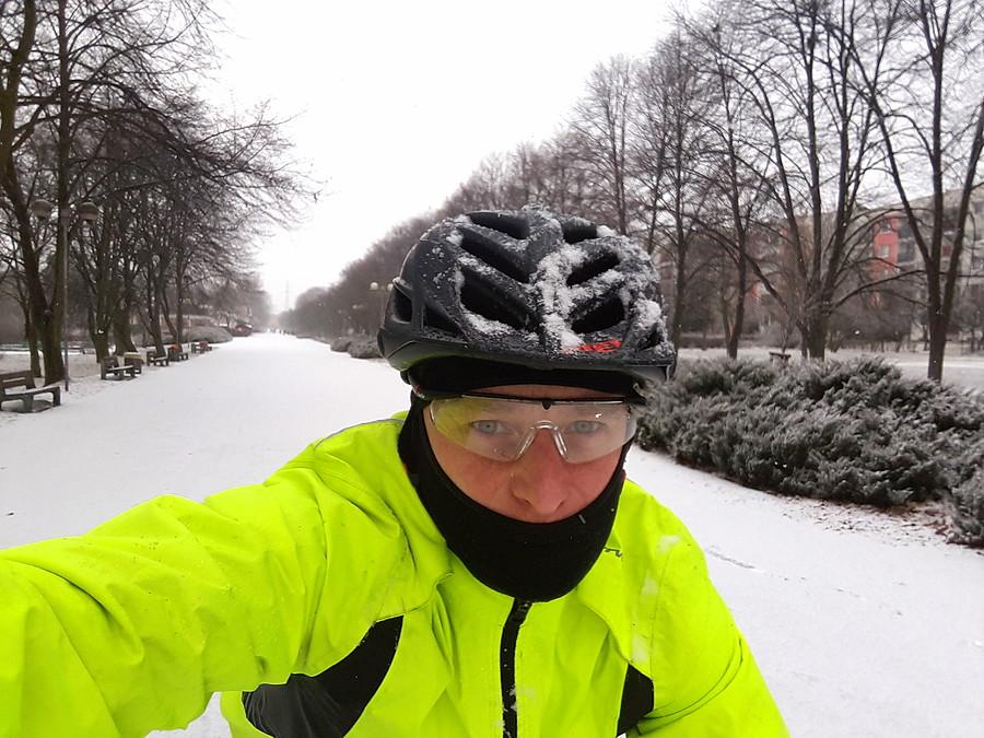 Zima o 9:20 na Promenadzie Czesława Niemena w Częstochowie.