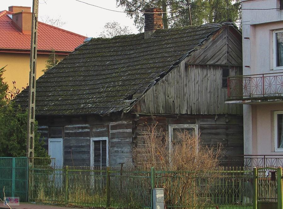 Brzóza - jedna z drewnianych chat w centrum wsi