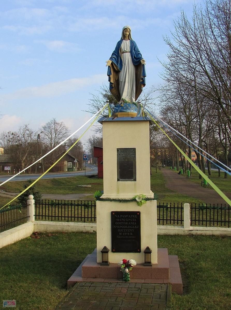 Figura MB przed kościołem w Brzózie z tablicą upamiętniającą poległych w wojnie 1920 roku