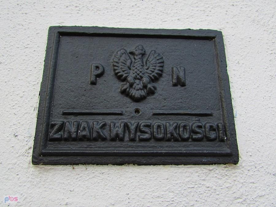 Garbatka-Letnisko - znak wysokości z okresu międzywojennego na ścianie stacji kolejowej