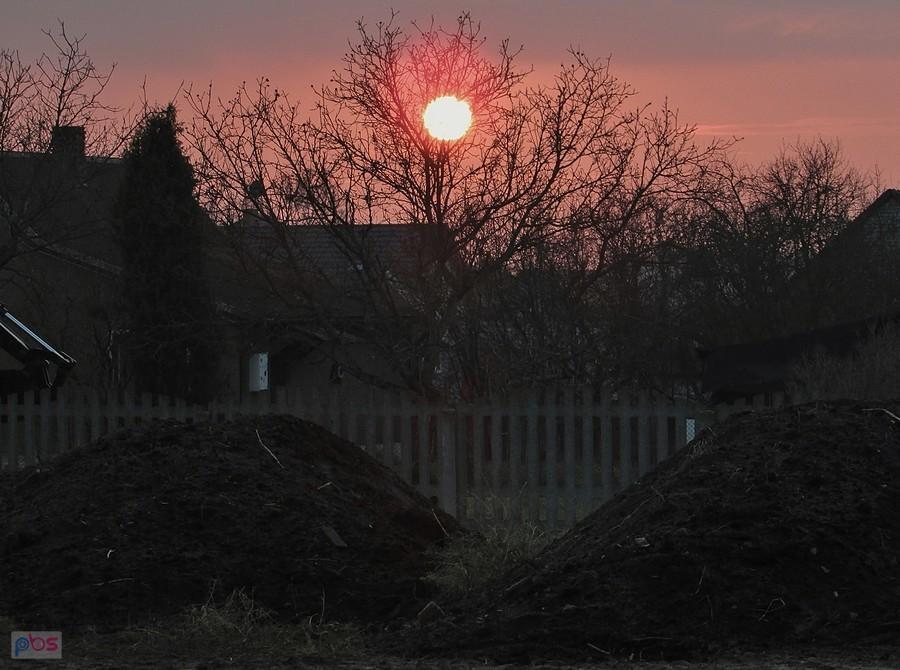 Krwisty zachód słońca pod Radomiem