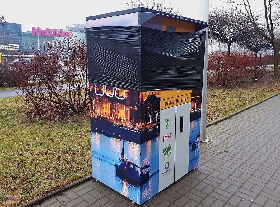 Recyklomat przed Urzędem Warszawa Ursynów - jeszcze przed przecięciem wstęgi