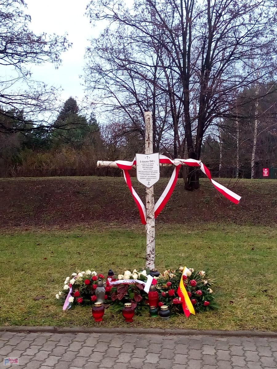 Przy Powstańców Śląskich pojawił się taki pamiątkowy krzyż. Za daleko było, żebym odczytała komu poświęconyy
