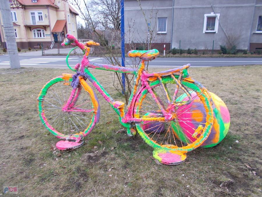 Kolorowy rowerek przed Groszkiem w Ruszowie