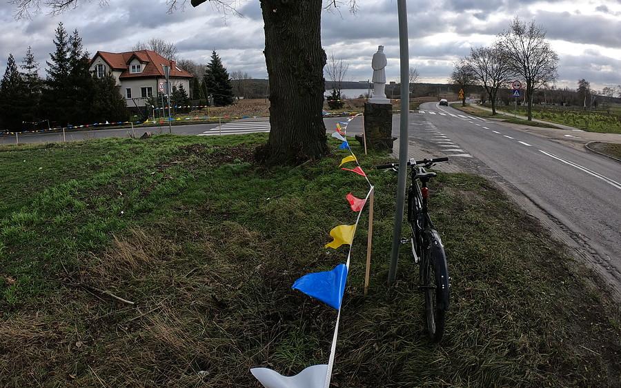 Wiało dziś - to widac po maryjnych chorągiewkach w Łodzi