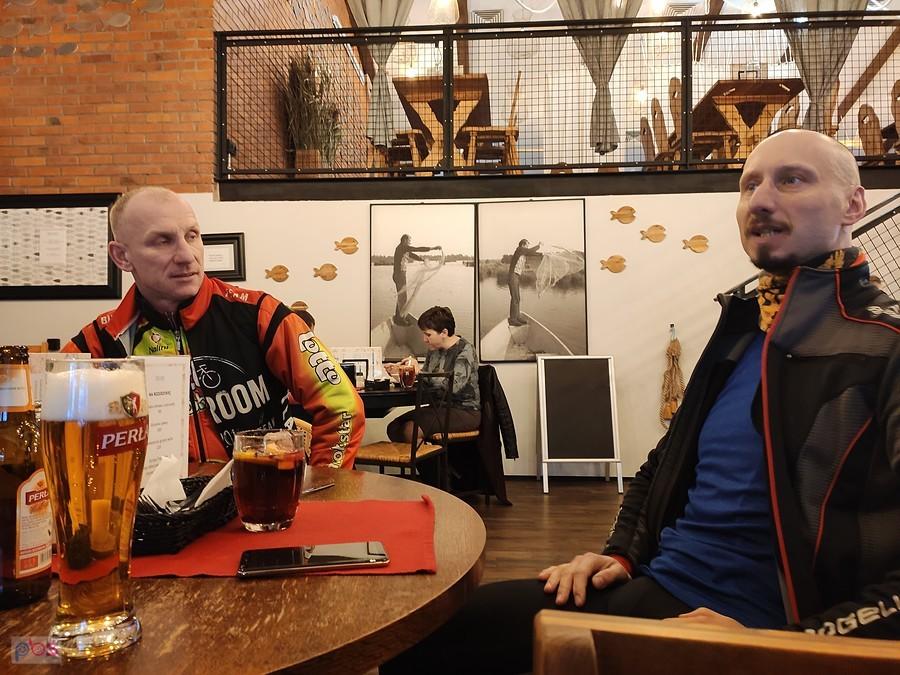Chłopaki w restauracji