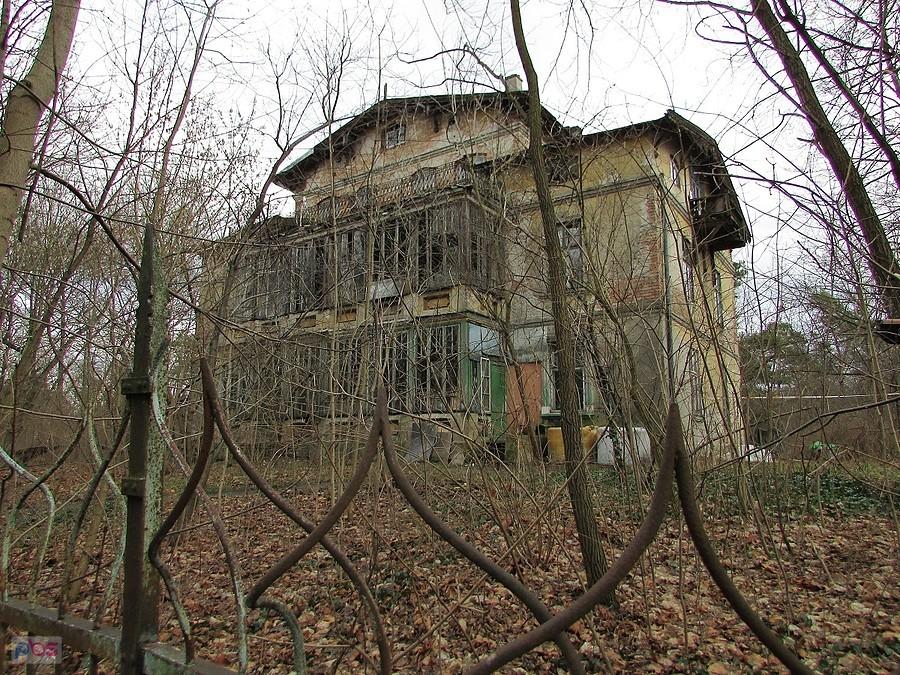 Konstancin - opuszczona willa Jutrzenka, widok od strony ul. Granicznej