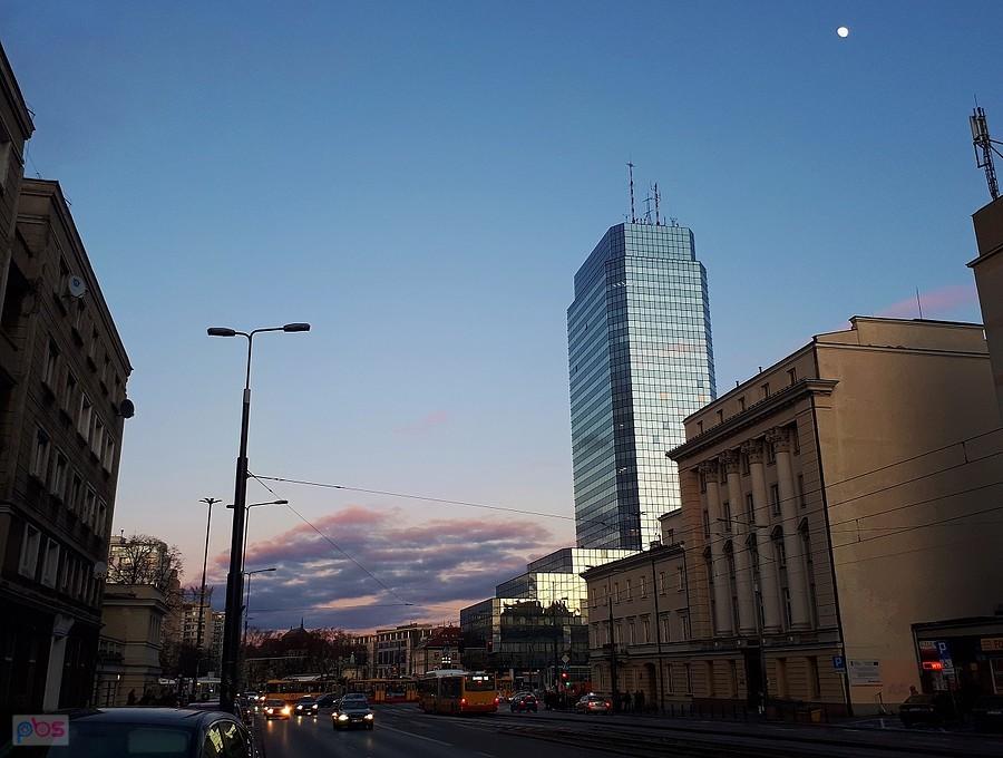 Widoczek z księżycem i różowymi chmurkami