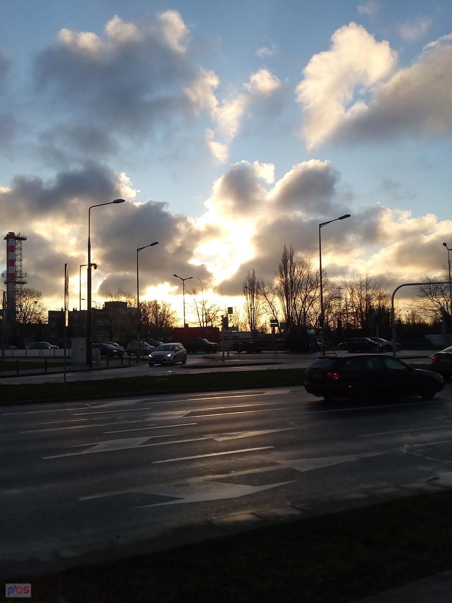 Słońce wygląda zza chmur