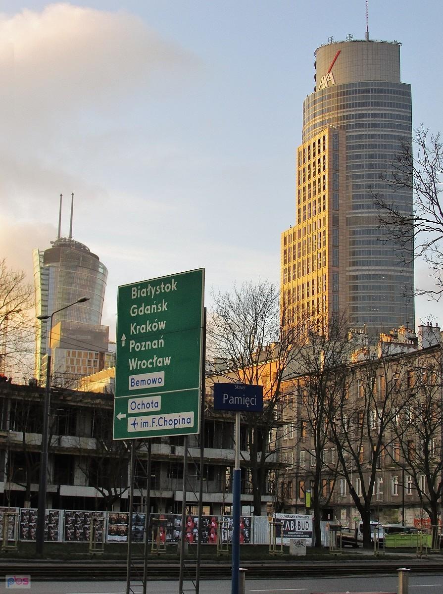 Dwie wieże wczesnym piątkowym rankiem
