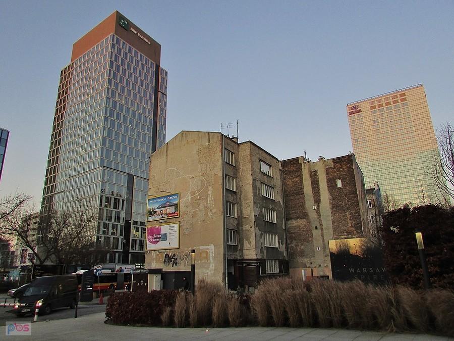 Przedwojenna kamienica przy Grzybowskiej 74 w otoczeniu biurowca Prime Corporate Center i Hotelu Hilton