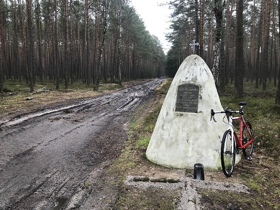 Pomnik leśnika przy DW-182 przed Klempiczem