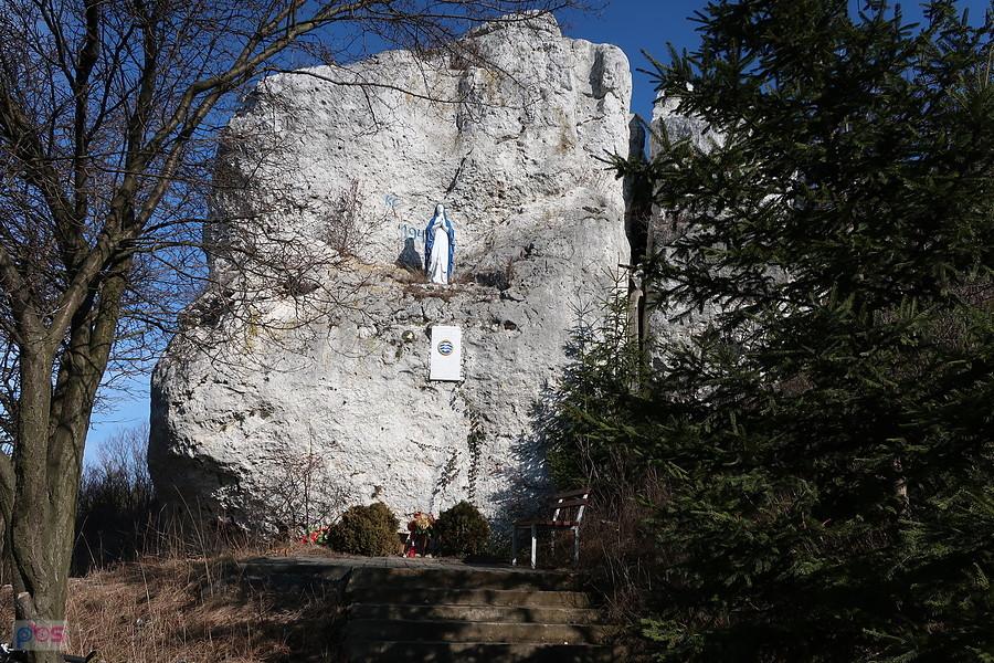 Tablica pamiątkowa i figura Matki Boskiej z Lourdes na Górze Ossona