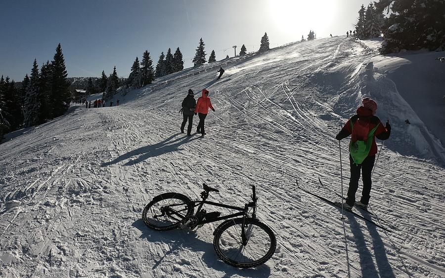 Jedyny rowerzysta (ja) na stoku narciarskim - rzadki widok :)