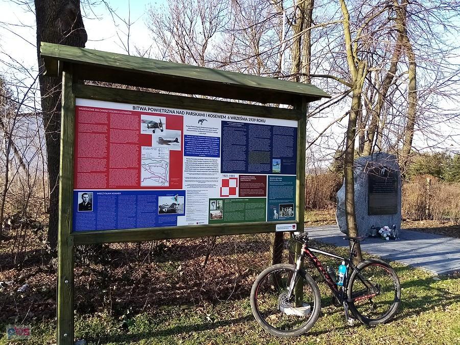 Tablica oraz obelisk upamiętniające bitwę nad Kosewem i Parskami