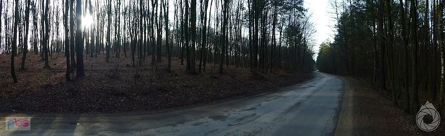 dziura na dziurze na podjeździe do Jaroszowca