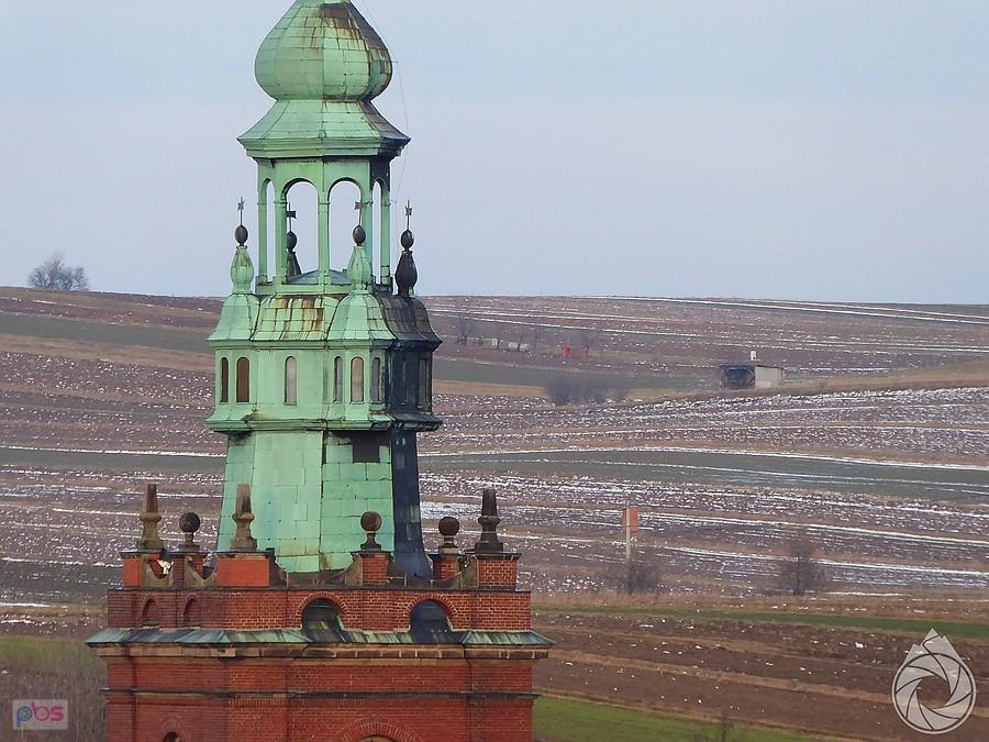 za wieżą kościelną (znów w Sułoszowej) widać resztki zimy