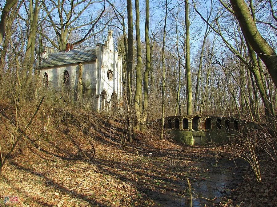 Turowice - neogotycki pawilon i kolejny mostek