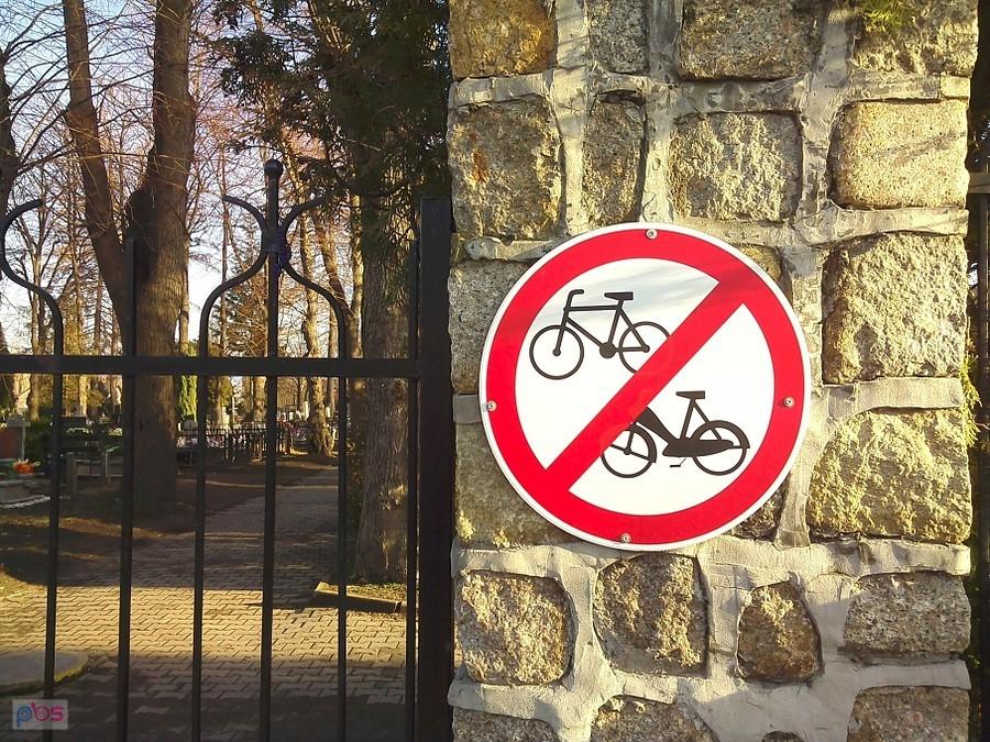 A motocyklem można? ;) Dziwny i b. rzadki zakaz w Sobieszowie