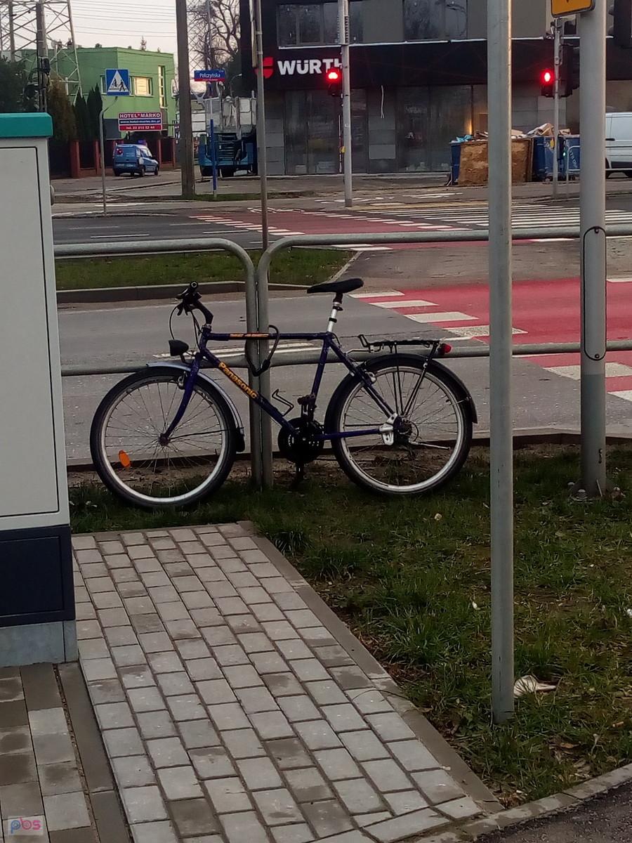 Kolejny zapomniany rower czeka od dawna przypięty na Połczyńskiej blisko skrzyżowania z Tkaczy
