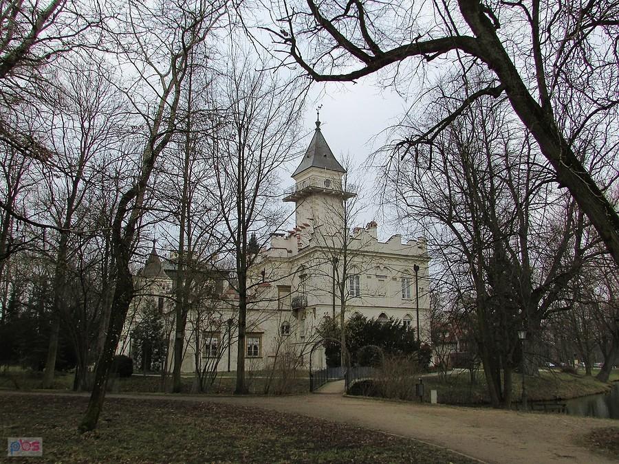 Radziejowice - zameczek od strony parku