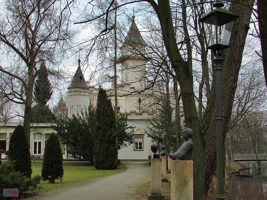 Radziejowice - alejka z popiersiami