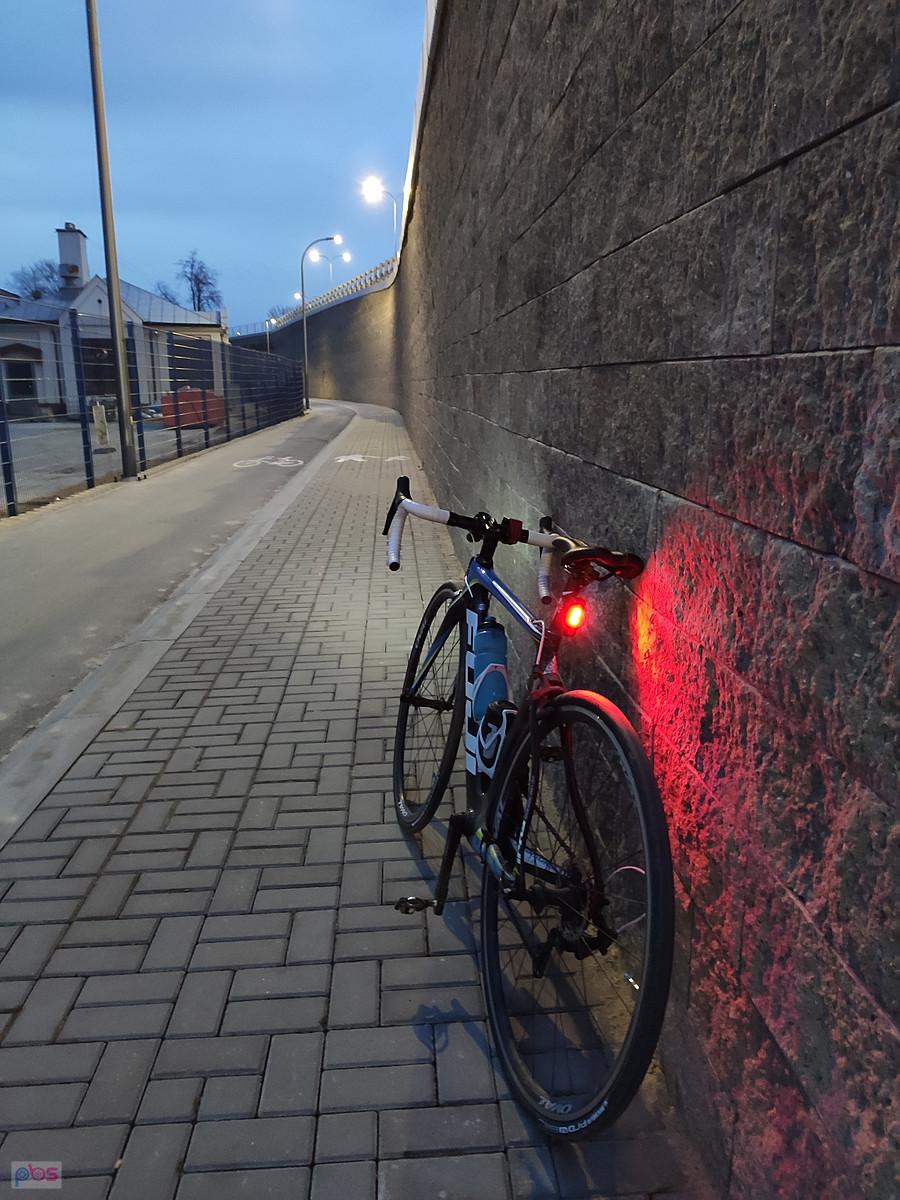 Fuji oparte przy wiadukcie