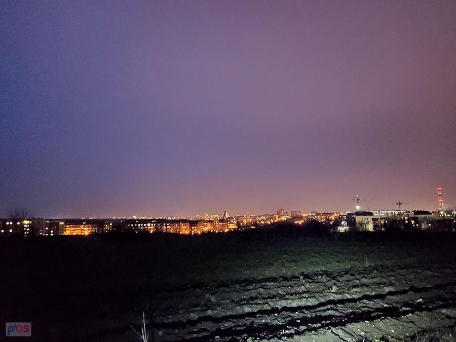 Oświetlone miasto wieczorową porą