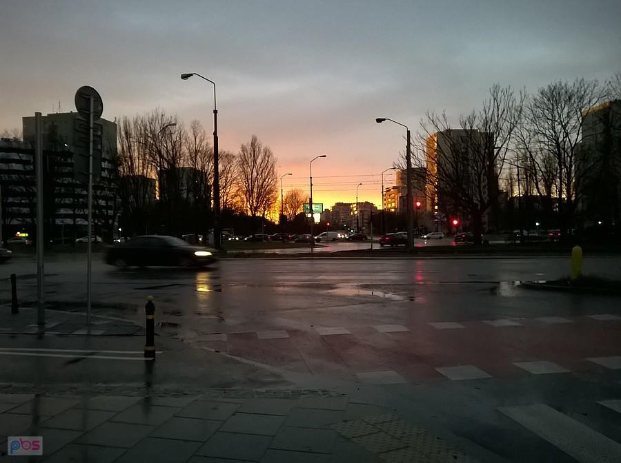 Złoty kwadrans 18-02-2020 16-43 Pętla Metro Wilanowska -płonący horyzont w kierunku Modzelewskiego